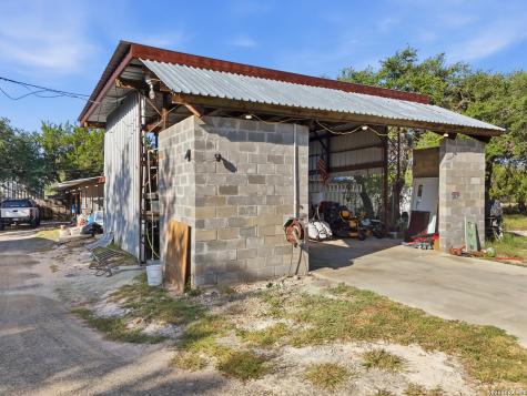3966 Ranch Road 335 Barksdale TX 78801