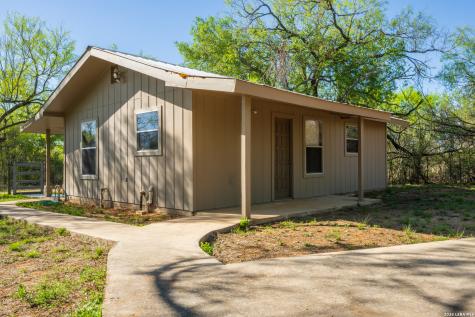 1048 County Road 640 Hondo TX 78861