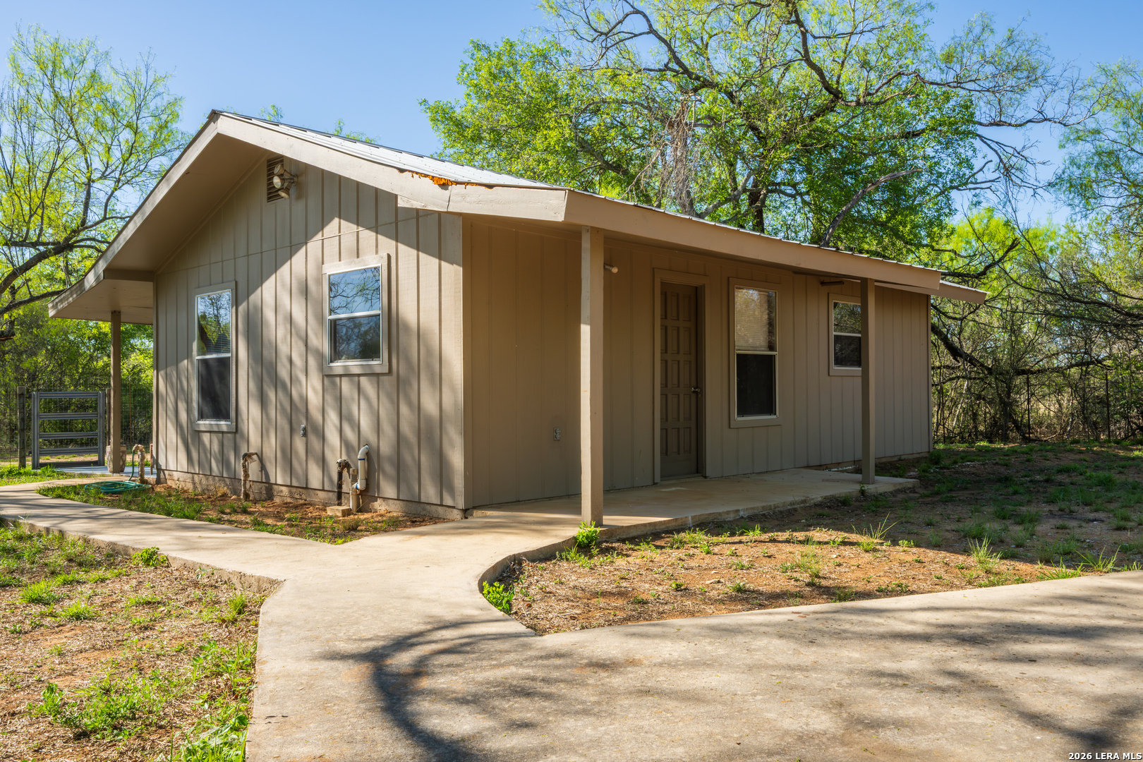 1048 County Road 640 Hondo TX 78861
