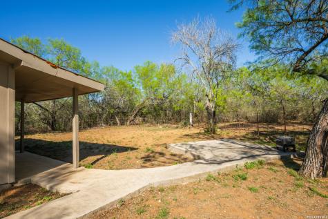 1048 County Road 640 Hondo TX 78861