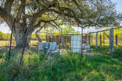 1048 County Road 640 Hondo TX 78861