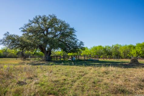 1048 County Road 640 Hondo TX 78861