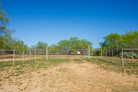 1048 County Road 640 Hondo TX 78861