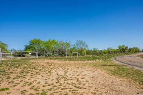 1048 County Road 640 Hondo TX 78861