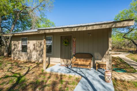 1048 County Road 640 Hondo TX 78861