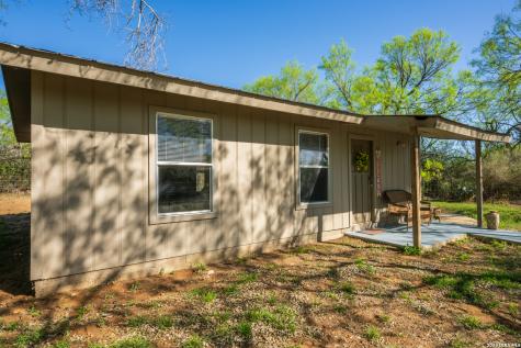 1048 County Road 640 Hondo TX 78861