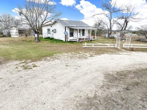 4884 County Road 342 Kenedy TX 78119
