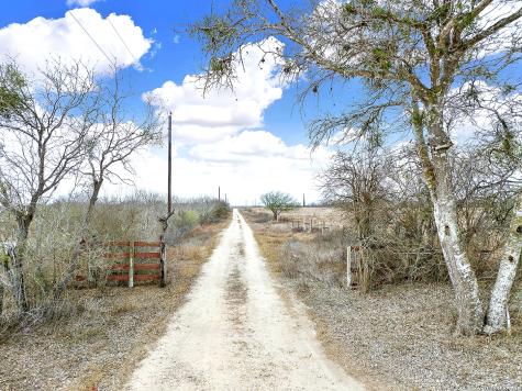 4884 County Road 342 Kenedy TX 78119