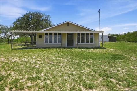 731 County Road 325 George West TX 78022