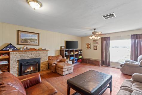 5374 S County Road 111 Utopia TX 78884