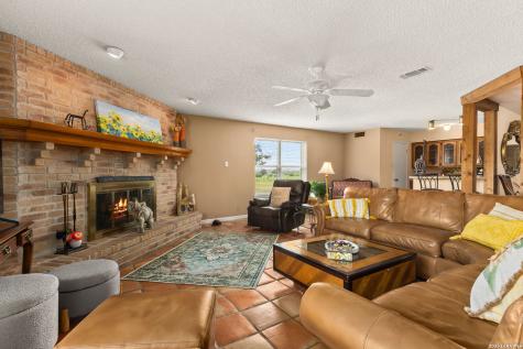350 Ullrich Marion TX 78124