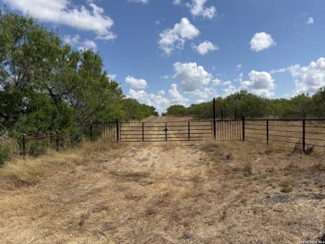 759 County Road 248 Falls City TX 78113