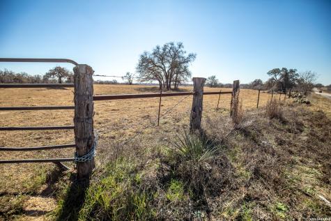 1387 County Road 304 Floresville TX 78114