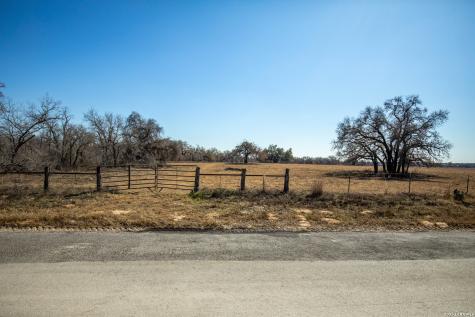 1387 County Road 304 Floresville TX 78114