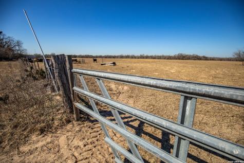 1387 County Road 304 Floresville TX 78114