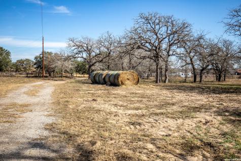 1387 County Road 304 Floresville TX 78114