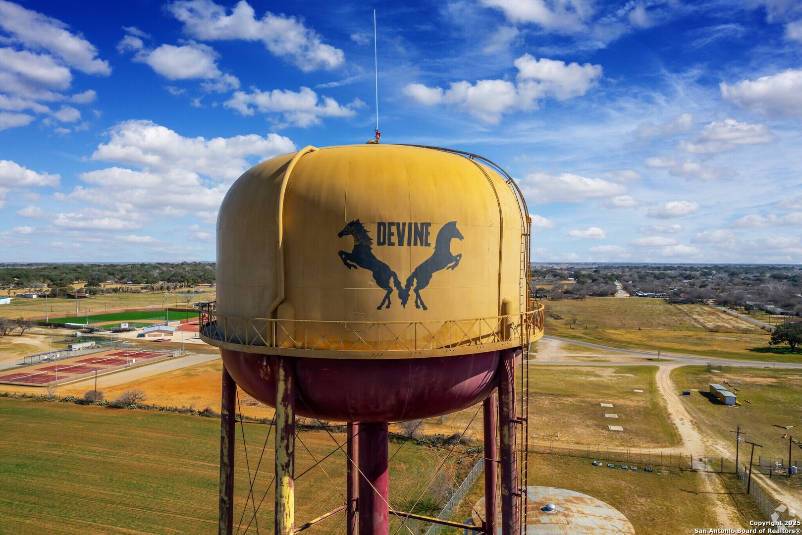 669 County Road 768 Devine TX 78016