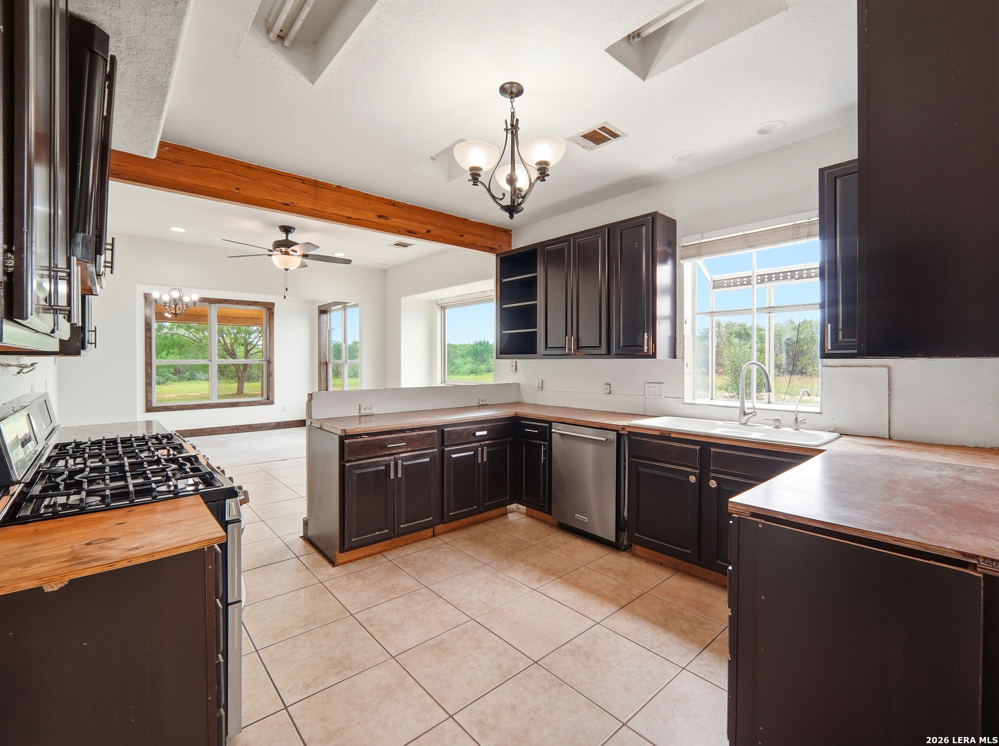 1253 County Road 7421 Yancey TX 78886