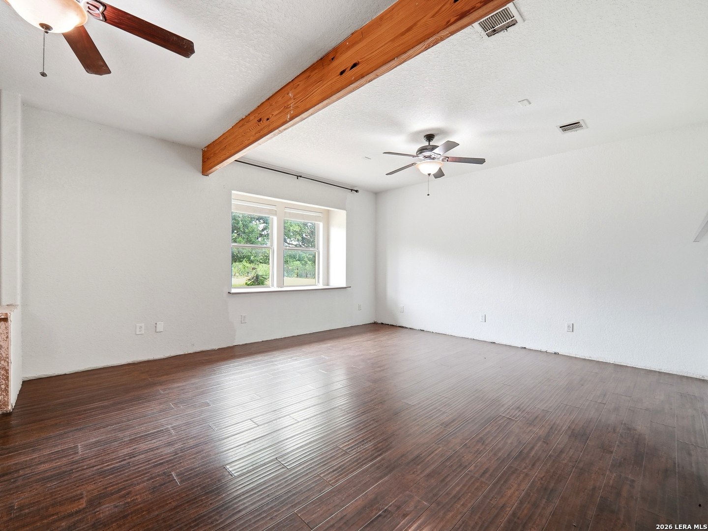 1253 County Road 7421 Yancey TX 78886