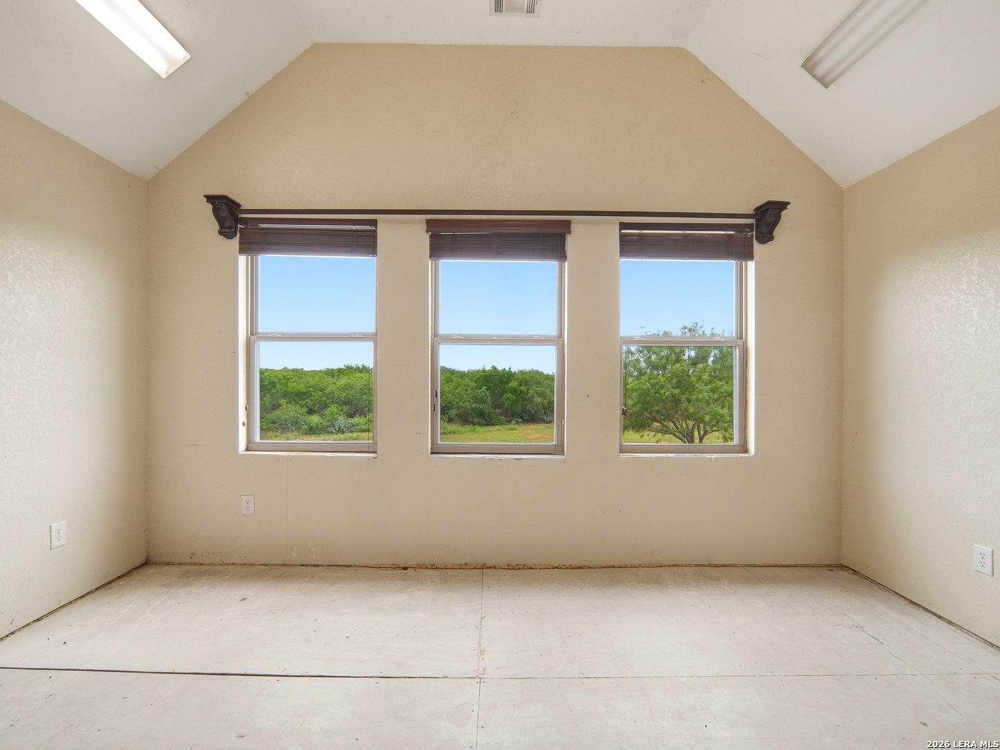 1253 County Road 7421 Yancey TX 78886