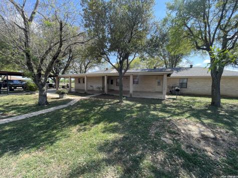 900 N Graytown Road St Hedwig TX 78152