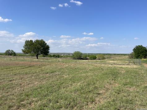 900 N Graytown Road St Hedwig TX 78152