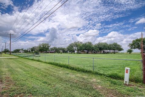900 N Graytown Road St Hedwig TX 78152