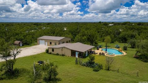 714 Veterans Drive Sabinal TX 78881