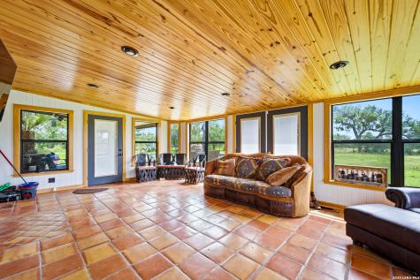714 Veterans Drive Sabinal TX 78881