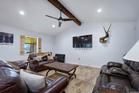 714 Veterans Drive Sabinal TX 78881