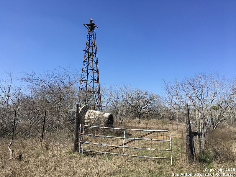 606 County Road 222 Nixon TX 78140