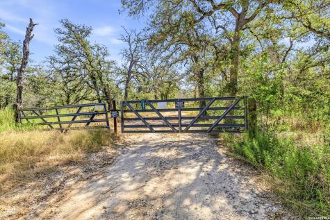 1581 County Road 321 La Vernia TX 78121