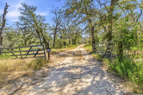 1581 County Road 321 La Vernia TX 78121