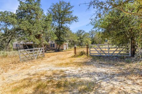 1581 County Road 321 La Vernia TX 78121