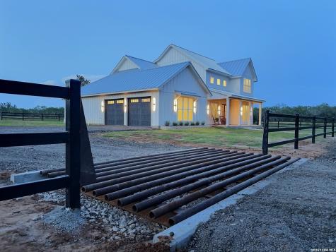 1230 Old Pearsall Road Jourdanton TX 78026