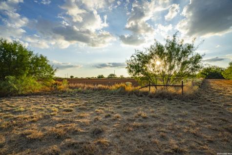 000 County Road 4728 Dilley TX 78017