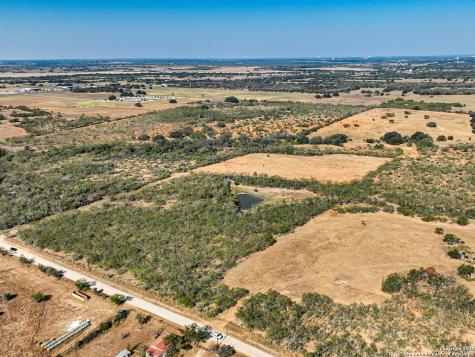 +/- 27.5 Acres County Road 302 Floresville TX 78114