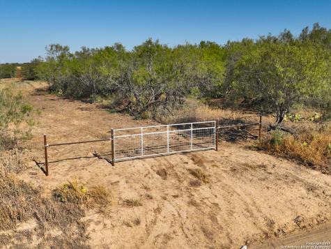 +/- 27.5 Acres County Road 302 Floresville TX 78114