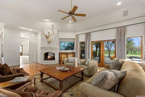 608 N Creek Road Comfort TX 78013