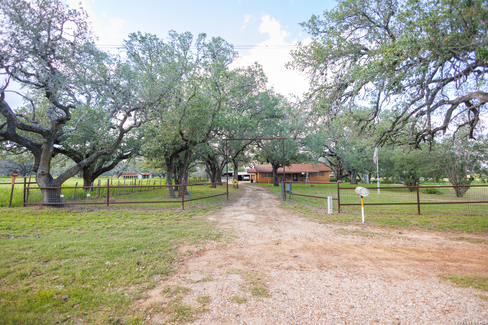 1698 W Fm 2200 Devine TX 78016