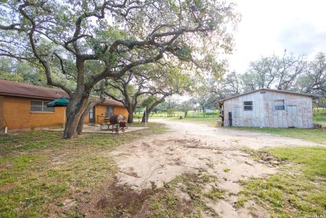 1698 W Fm 2200 Devine TX 78016