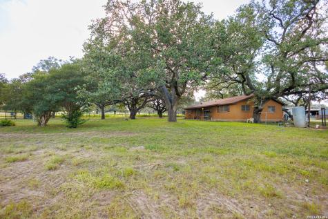 1698 W Fm 2200 Devine TX 78016