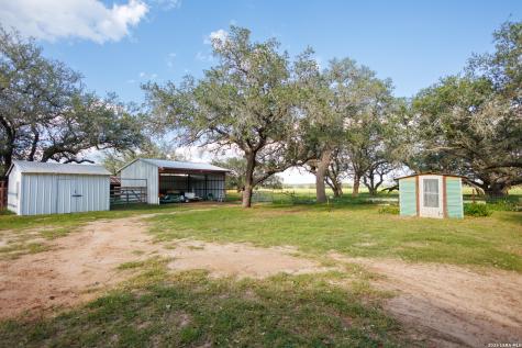 1698 W Fm 2200 Devine TX 78016