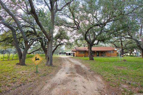 1698 W Fm 2200 Devine TX 78016