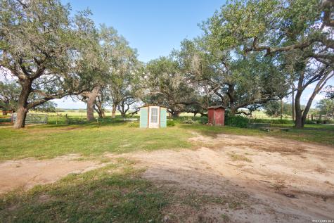 1698 W Fm 2200 Devine TX 78016