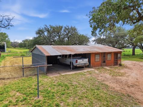 1698 W Fm 2200 Devine TX 78016