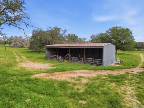 1698 W Fm 2200 Devine TX 78016