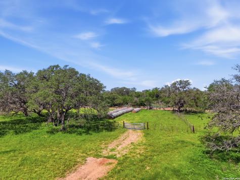 1698 W Fm 2200 Devine TX 78016