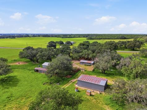 1698 W Fm 2200 Devine TX 78016