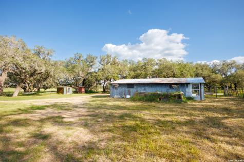 1698 W Fm 2200 Devine TX 78016